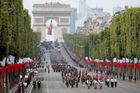 Foto: Francie slaví Den Bastily. Paříží prošlo 4300 vojáků, přihlížela i Merkelová