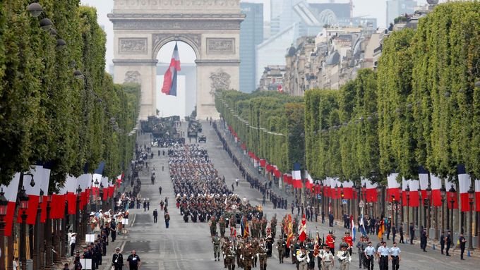 Foto: Francie slaví Den Bastily. Paříží prošlo 4300 vojáků, přihlížela i Merkelová