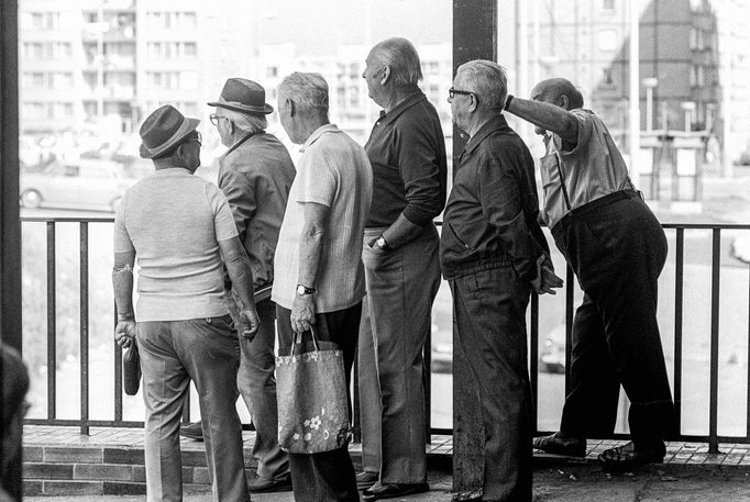 Jedinečné retro. Fotografie Jaromíra Čejky ukazují dávný život na sídlišti v Praze