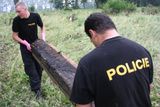 "Jó, budem v Aktuálně.cz," radoval se tenhle holohlavý mladík. Policisté z Přerova a Hranic se v pátek v Hustopečích nad Bečvou pořádně prohnuli.