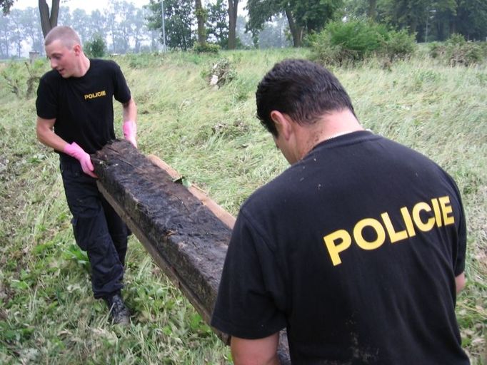 "Jó, budem v Aktuálně.cz," radoval se tenhle holohlavý mladík. Policisté z Přerova a Hranic se v pátek v Hustopečích nad Bečvou pořádně prohnuli.