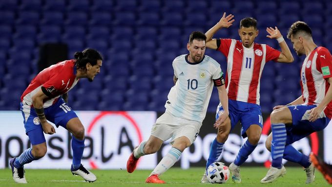 Lionel Messi v obklíčení obránců Paraguaye