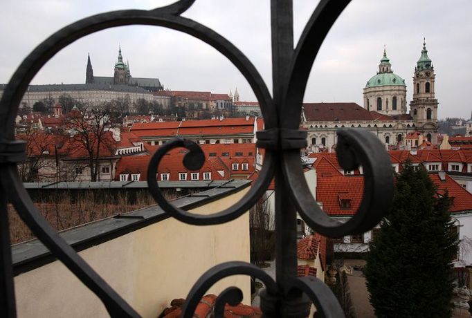 Vrtbovská zahrada na Malé Straně nabízí jeden z nejhezčích výhledů na centrum města a taky na Hrad. Je to hned vedle americké ambasády, ale je tam fůra schodů a málo místa pro tribuny s hosty.