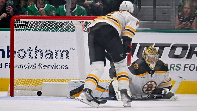 Hráči Bostonu po dalším gólu v síti Bruins v utkání s Dallasem