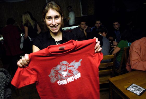 Na snímku z roku 2007 je návštěvnice s tričkem Klubu 007 Strahov z benefičního koncertu Týden pro 007.