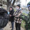 Armáda Spásy rozdává roušky lidem bez domova - koronavirus, bezdomovec, terénní pracovník, sociální práce, chudoba, vyloučení