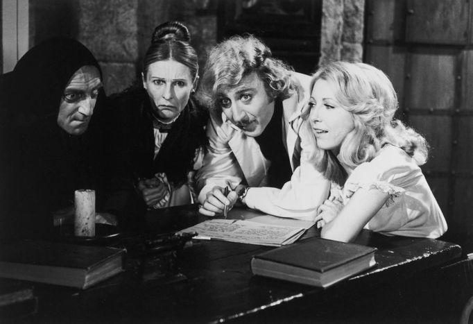 Marty Feldman, Cloris Leachman, Gene Wilder a Teri Garr ve filmu Mladý Frankenstein z roku 1974.