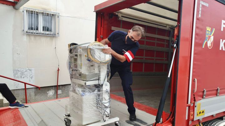 Lůžka, ventilátory, zdravotníci. Čechům pomáhají cizí státy, posílají dary i experty