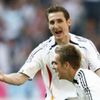 Útočník Německa Philipp Lahm (vpředu) slaví gól proti Kostarice se spoluhracem Miroslavem Klosem.
