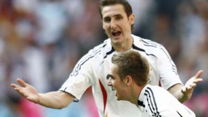 Útočník Německa Philipp Lahm (vpředu) slaví gól proti Kostarice se spoluhracem Miroslavem Klosem.