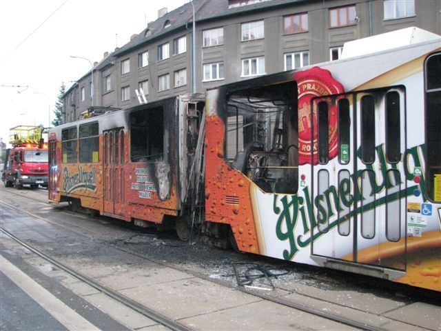 Shořelá tramvaj v Plzni