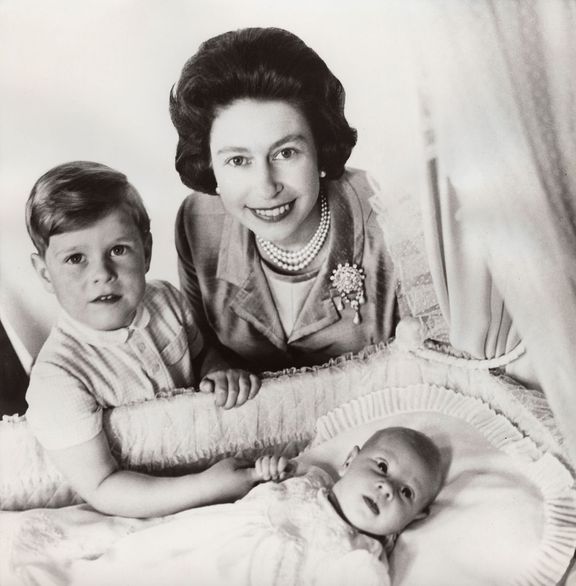 Cecil Beaton: Princ Andrew, vévoda z Yorku, královna Alžběta II., princ Eduard, 1964, bromografie, bílý karton