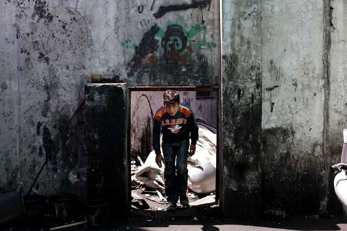 Middle East News - June 4, 2013 June 4, 2013 - Gaza City, Gaza Strip, Palestinian Territory - A young Palestinian repairs a car in Gaza city, June 04, 2013. Child labor is widespread in the Gaza Strip because of the high rates of poverty and unemployment, according to reports