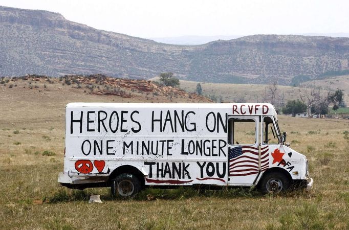 A message is painted on a truck near where the High Park fire has burned out, west of Fort Collins, in Colorado June 18, 2012. The fire has charred more than 85 square miles (200 square km) and sent a plume of smoke billowing thousands of feet into the air. The lightning-sparked blaze has destroyed 181 homes since it was reported June 9, ranking it as the most destructive wildfire on record in Colorado. REUTERS/Rick Wilking (UNITED STATES - Tags: DISASTER ENVIRONMENT) Published: Čer. 18, 2012, 11:31 odp.