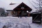 Každá krása má ale i své vady. Určitě mezi ně patří odhrabování sněhu u domu za ranního šera