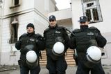 Před zdemolovanou americkou ambasádou v Bělehradě stojí ráno tři srbští policisté s pobavenými výrazy ve tváři. Dalších asi deset hlídkuje poblíž.