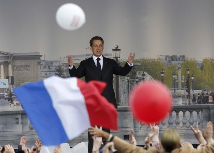 France's President and UMP party candidate for the 2012 French presidential elections Sarkozy ends his speech at a political rally on the place de la Concorde in Paris