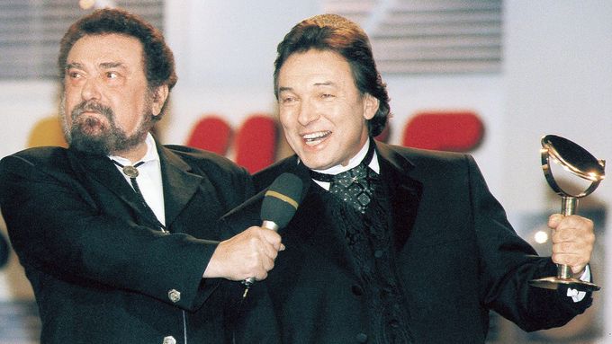 Přestože Waldemar Matuška (vlevo) v letech 1962 a 1967 vyhrál anketu Zlatý slavík, už tehdy většina posluchačů upřednostňovala Karla Gotta.