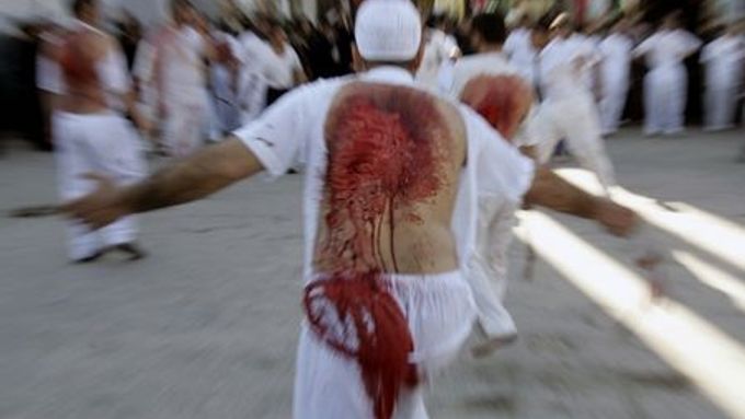 Svátek Ašúrá slaví celá muslimská komunita. Šíité si však smrt vnuka proroka Mohameda připomínají skrze své vlastní krvavé utrpení.