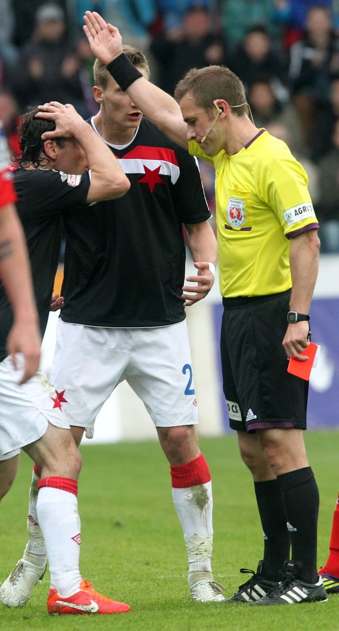 Fotbal, Gambrinus liga, Plzeň - Slavia Praha: Karol Kisel, Milan Škoda a rozhodčí Tomáš Kocourek