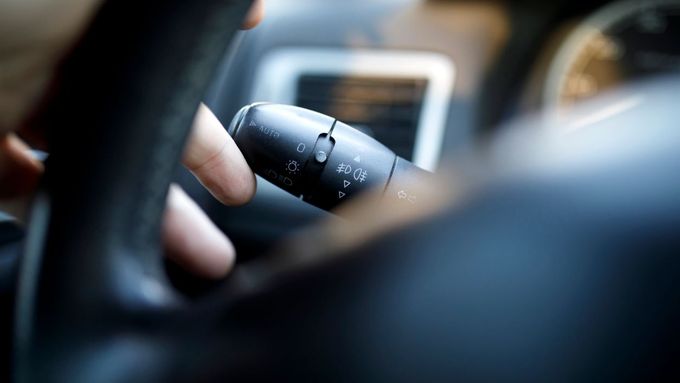 Se správným použitím blinkrů má podle průzkumu Dekry problém 50 procent šoférů.
