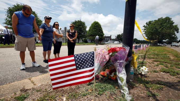 Lidé ve Virginia Beach přišli uctít oběti střelby, červen 2019.