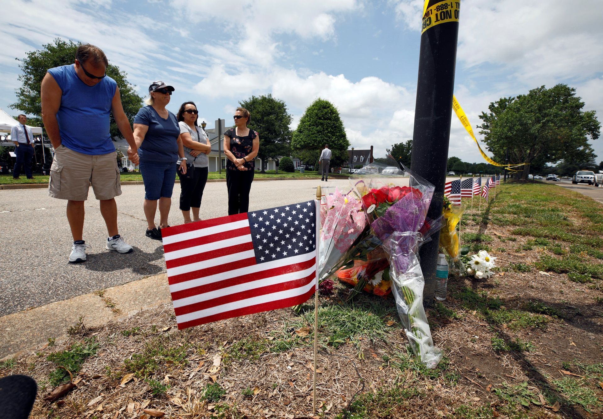 Lidé ve Virginia Beach přišli uctít oběti střelby, červen 2019.