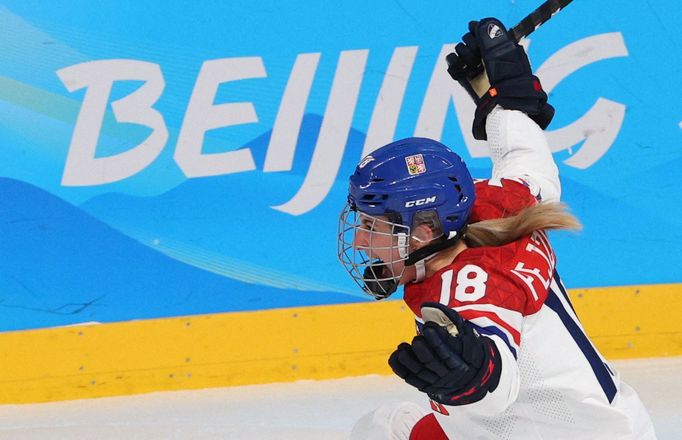 Michaela Pejzlová slaví gól v olympijském čtvrtfinále proti USA.