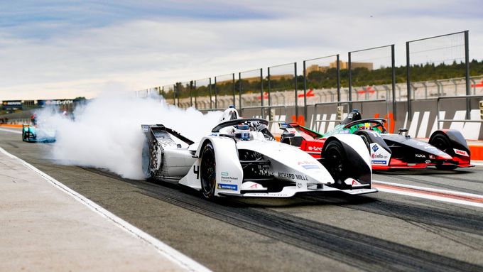 Edoardo Mortara a  Lucas di Grassi při předsezonní testech Formule E ve Valencii