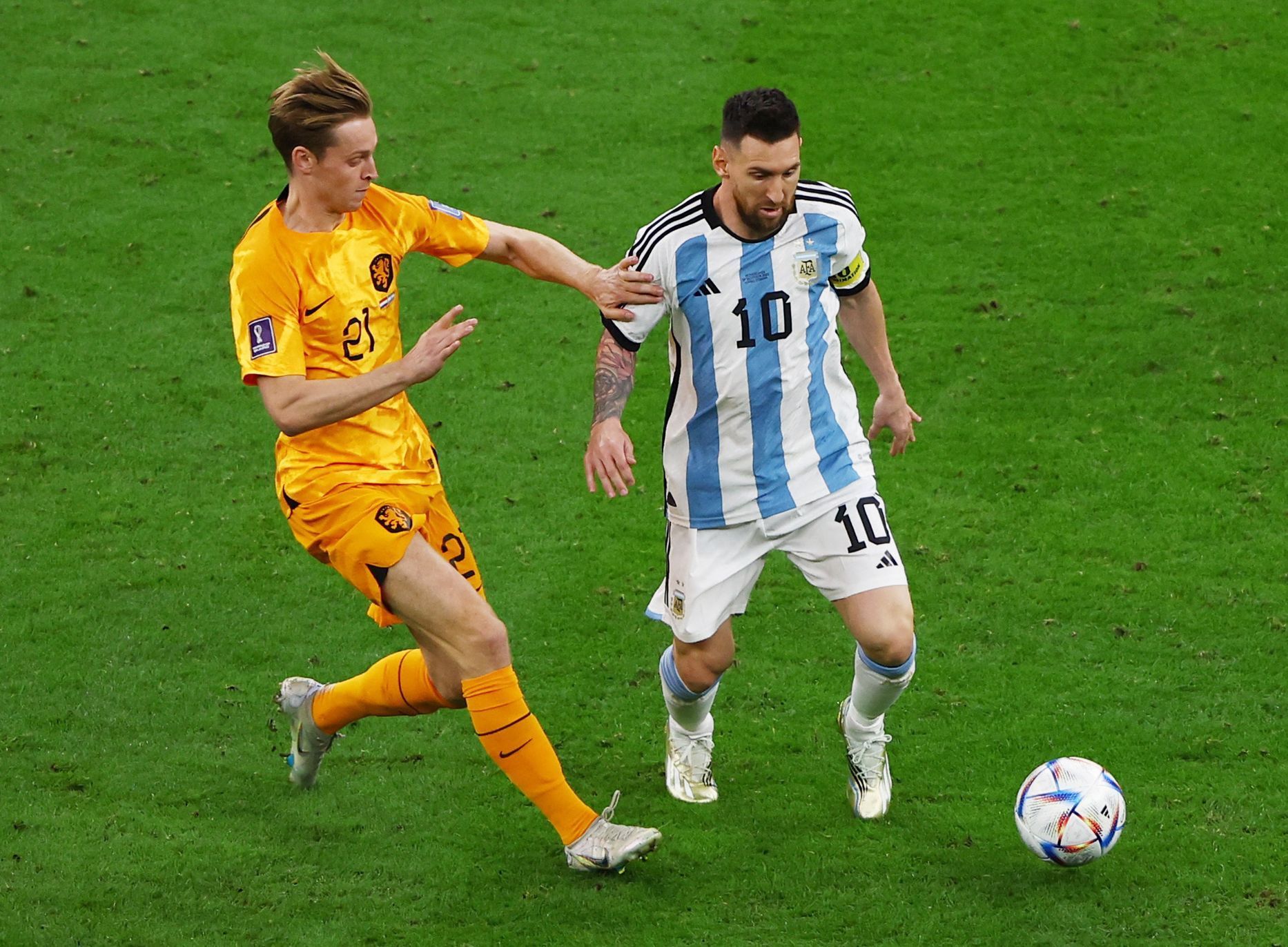 Lionel Messi a Frenkie de Jong ve čtvrtfinále MS 2022 Nizozemsko - Argentina