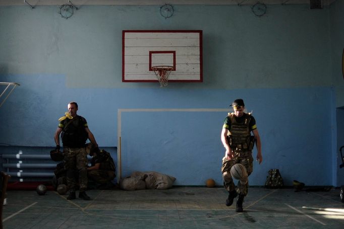 Ukrajinský voják hraje basketbal ve městě Ilovajsk