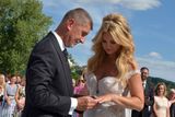 Svatební obřad se konal venku. Andrej Babiš své nastávající manželce navlékl prstýnek z bílého zlata s diamanty. Ona jemu hladký prsten bez ozdob.