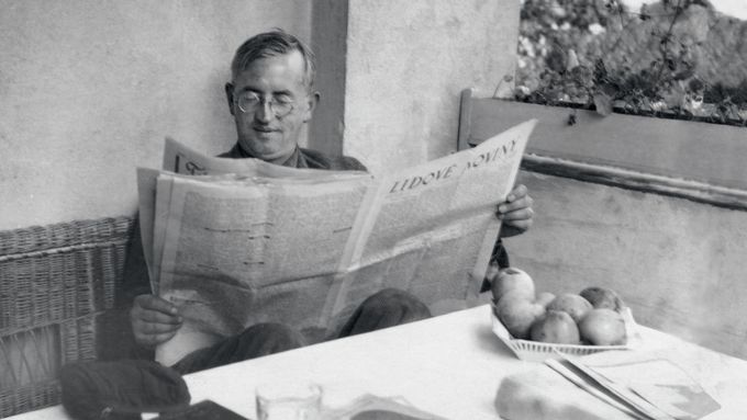 Josef Čapek se "svými" Lidovými novinami, jejichž redaktorem a výtvarným kritikem byl v letech 1921 až 1939.