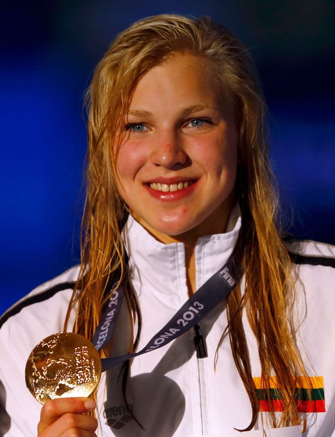 Ruta Meilutyteová se zlatou medailí za 100 metrů prsa na MS v Barceloně.