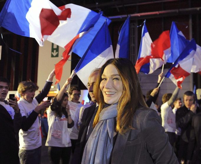 Francouzská první dáma Carla Bruni-Sarkozy přijela podpořit manžela do shromáždění v Bordeaux. 3. března 2012