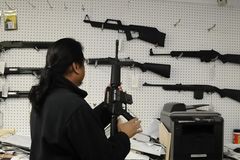 Colt CZ hlásí rekordní zisk, munice táhne skupinu navzdory propadu prodejů zbraní