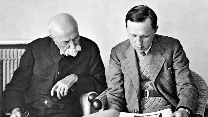 I opatrný deista si někdy potřebuje někoho konkrétního zbožštit. Prezident T. G. Masaryk (vlevo) a spisovatel Karel Čapek ve slovenské Bystřičce, 1930.