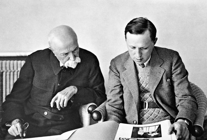Prezident T. G. Masaryk (vlevo) a spisovatel Karel Čapek ve slovenské Bystřičce, 1930.
