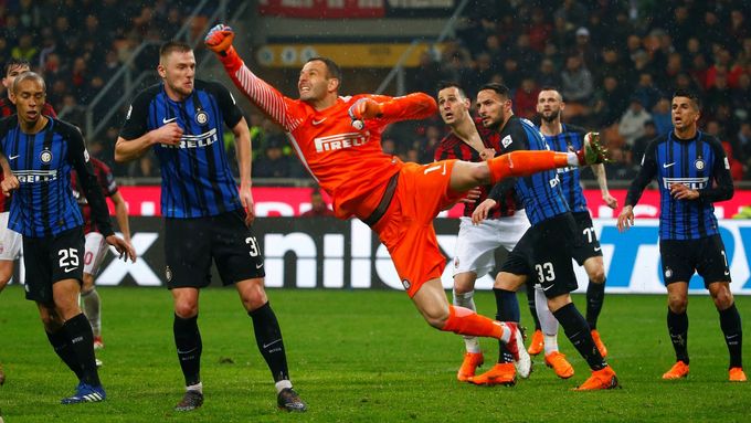 Brankář Interu Milán Samir Handanovič v akci