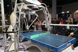 Omron Forpheus je rozhodně nejlepší robot na veletrhu. Umí bezvadně hrát ping-pong a ukazuje, jak dobře to jeho tvůrci umí s umělou inteligencí, optickými senzory i motory. A nestávkuje jako jiní roboti ukazovaní na CESu - jako třeba roztomilý ale zcela nepraktický Aibo.