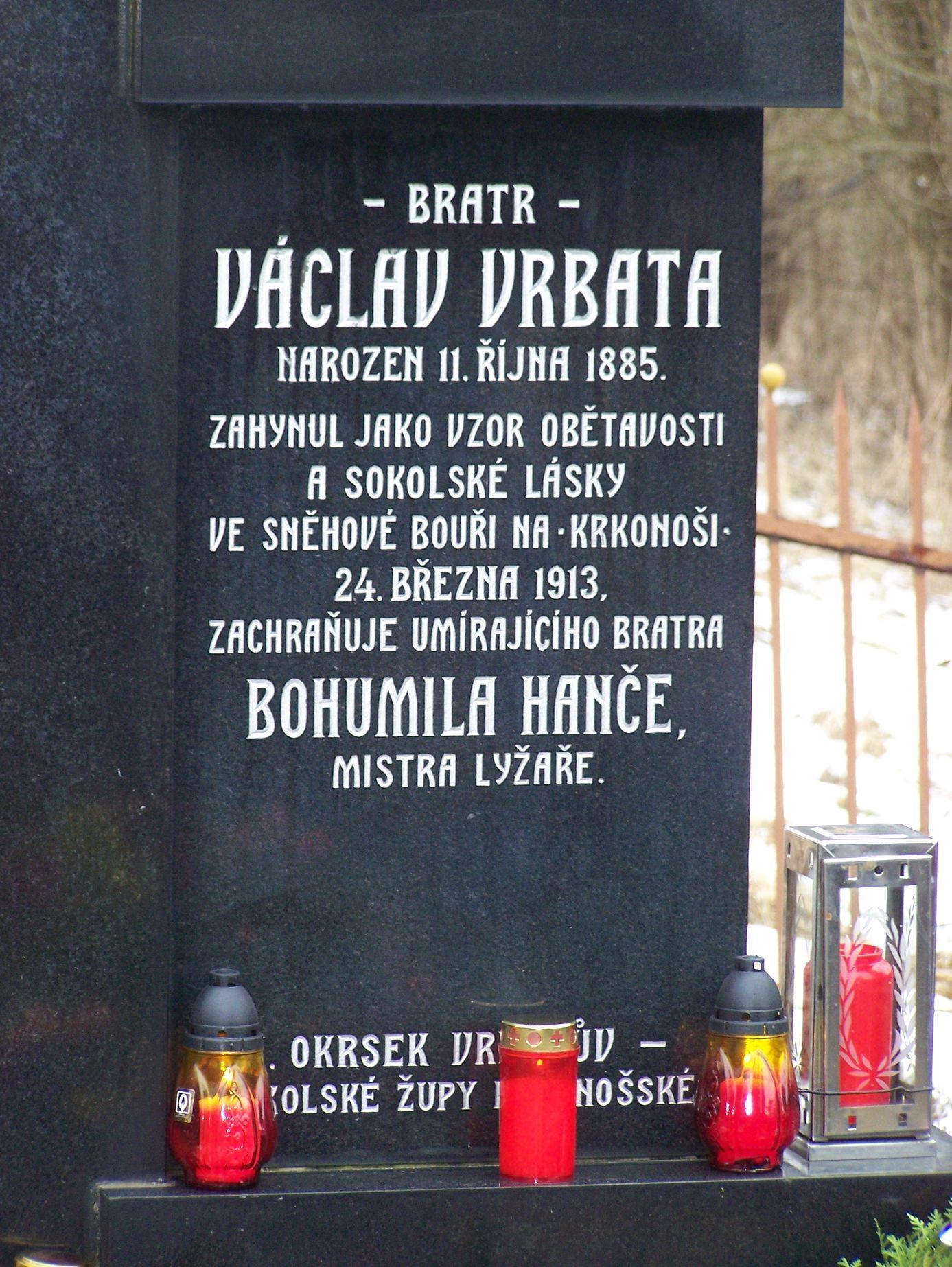 Hrob Václava Vrbaty na hřbitově ve Mříčné