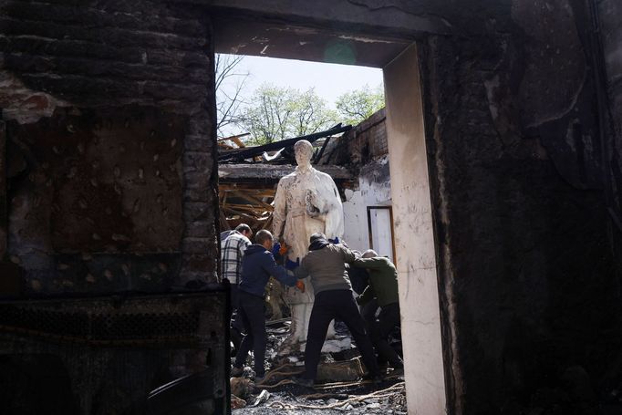 Zaměstnanci muzea ukryli tuto sochu filozofa Hryhorije Skovorody i kvůli ruskému ostřelování.