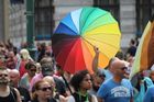 Prahou prošel průvod hrdosti Prague Pride. Záchranáři ošetřovali muže po pádu z alegorického vozu