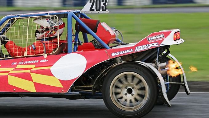 Bugginy na asfaltu předvedly jak divoké smyky, tak i "ohnivou" show. Na snímku je stroj Jiřího Svobody.