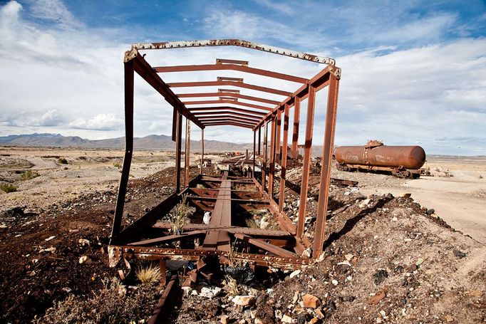 BOLIVIA: Train cemetery is children's playground paradise 2008-12-01 00:00:00 For almost two centuries, old trains from the Potosi-Chili railway line have ended their days at a train cemetery, a few hundred metres from the town of Uyuni. For many years, Bolivian authorities have intended to turn the train graveyard into a museum, however, no specific plans have been made. It remains the perfect playground for the children from Uyuni who play on the rusty train carcasses, reenacting heist scenes from old Westerns. Uyuni, BOLIVIA - December 2008./0901131127