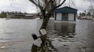 Homes are seen surrounded by water after Hurricane Isaac in Ironton, Louisiana August 30, 2012. REUTERS/Sean Gardner (UNITED STATES - Tags: ENVIRONMENT DISASTER) Published: Srp. 30, 2012, 5:35 odp.