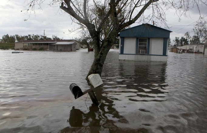 Homes are seen surrounded by water after Hurricane Isaac in Ironton, Louisiana August 30, 2012. REUTERS/Sean Gardner (UNITED STATES - Tags: ENVIRONMENT DISASTER) Published: Srp. 30, 2012, 5:35 odp.