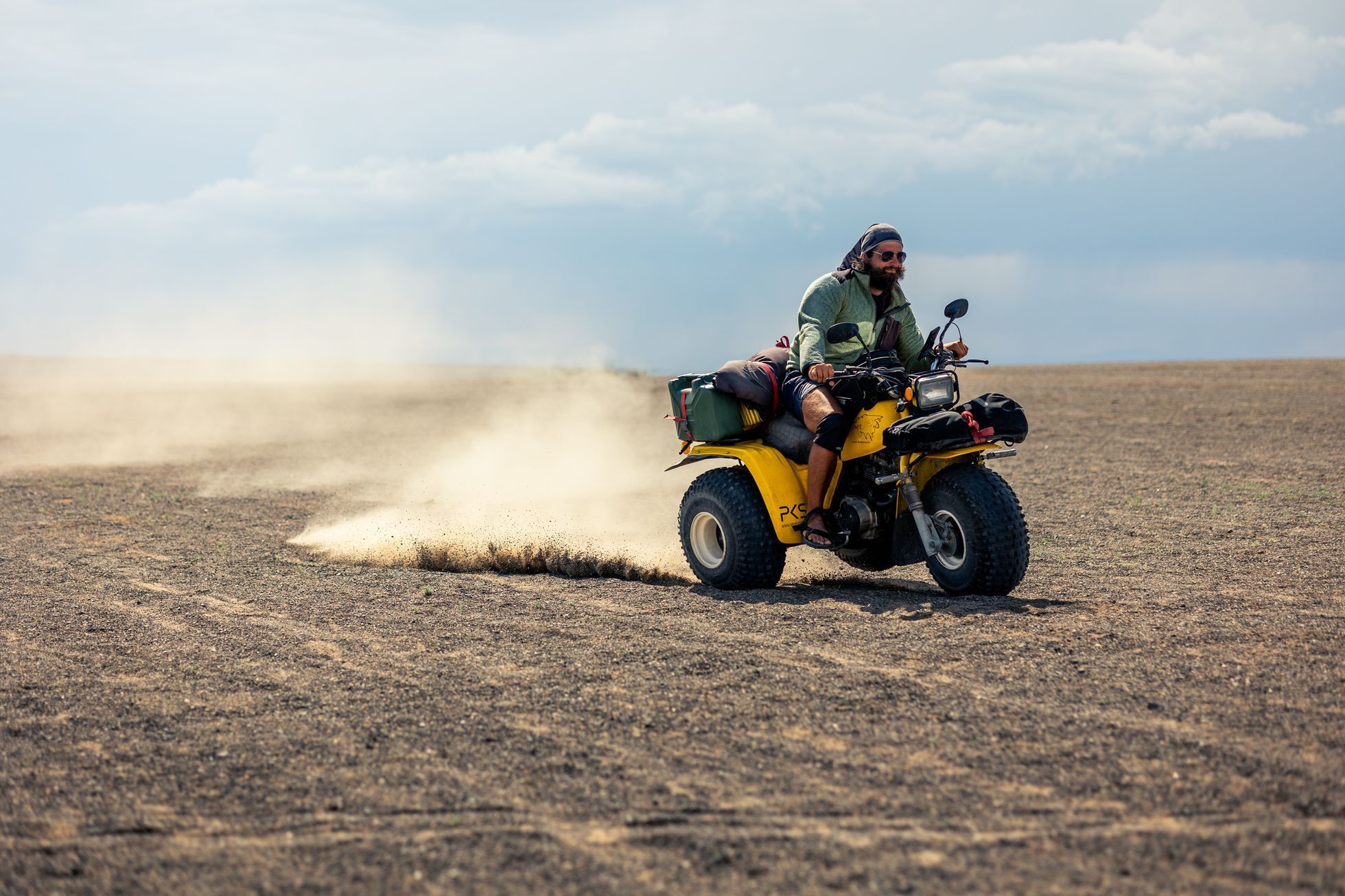 Žlutá žába pluje na východ