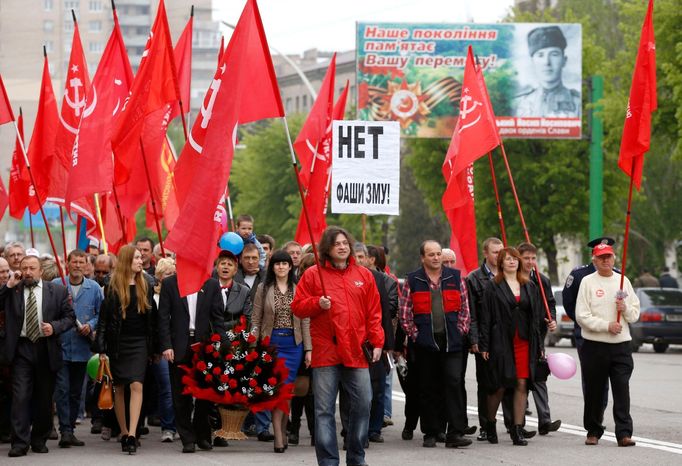 Luhansk, Ukrajina. Oslavy probíhají navzdory napjaté situaci na východě země. Město kontrolují proruští separatisté...