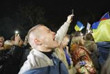 První večer plnohodnotné invaze Ruska na Ukrajinu. Stovky lidí se sešly před ruskou ambasádou v Praze. Na místě mimo jiné zpívali ukrajinskou hymnu.